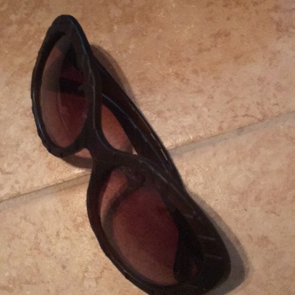 Burberry dark red sunglasses - Picture 4 of 13